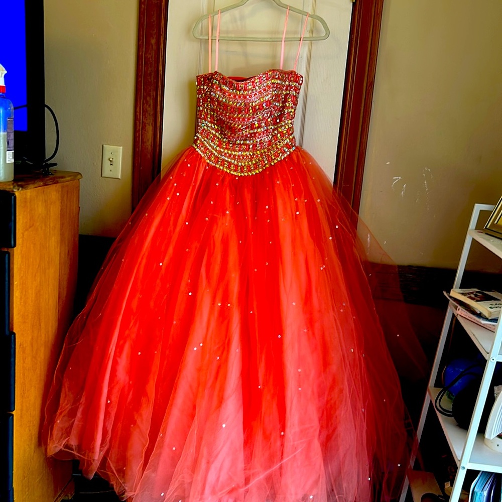 Small to large, beautiful brown dress, lots of glitter